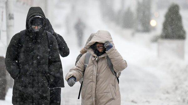 Люди прячутся от снега под капюшонами - Sputnik Беларусь