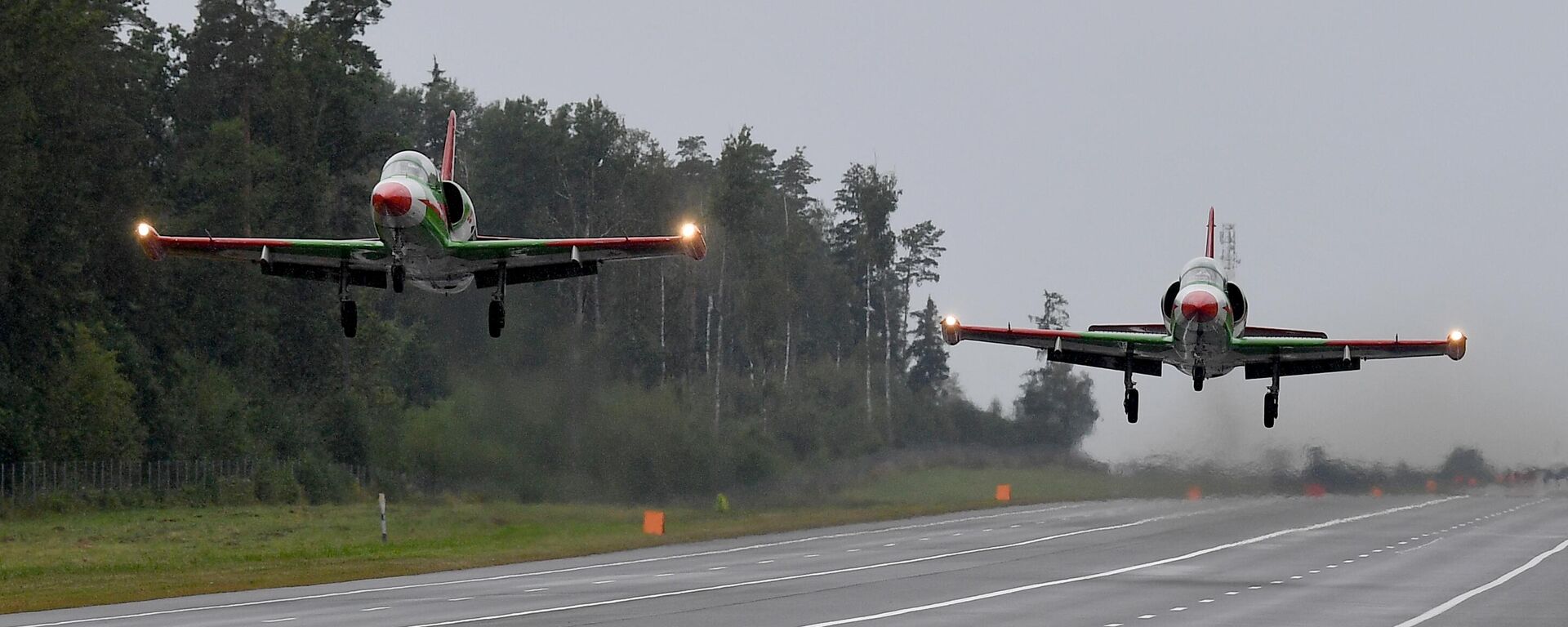 Вучэбна-баявыя самалёты L-39 ВПС Беларусі здзяйсняюць узлёт з авіяцыйнага ўчастка дарогі (АУД) на трасе Мінск - Магілёў у рамках сумесных беларуска-расійскіх вучэнняў сіл тылавога і тэхнічнага забеспячэння - Sputnik Беларусь, 1920, 08.08.2025