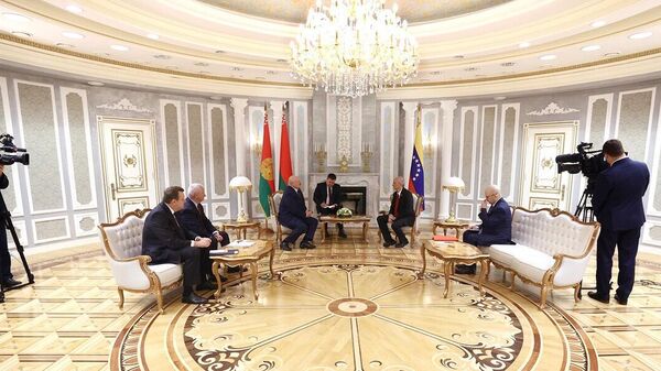 Александр Лукашенко встретился с вице-президентом Венесуэлы по вопросам планирования Рикардо Менендесом - Sputnik Беларусь