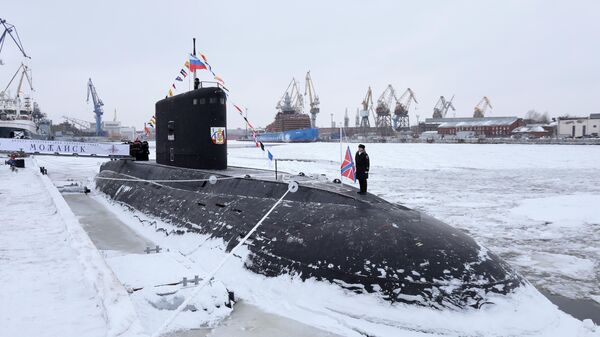 Поднятие Военно-морского флага РФ на подводной лодке Можайск - Sputnik Беларусь