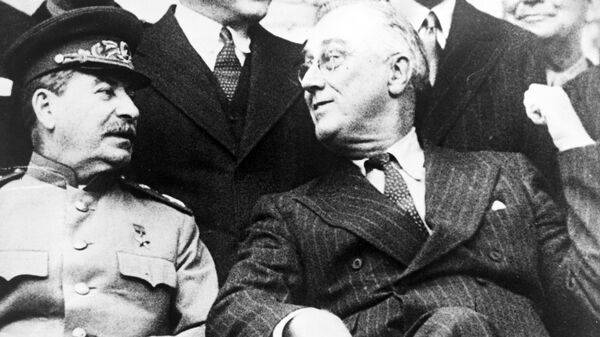 Иосиф Сталин и Франклин Рузвельт на Тегеранской конференции, 1 декабря 1943 - Sputnik Беларусь