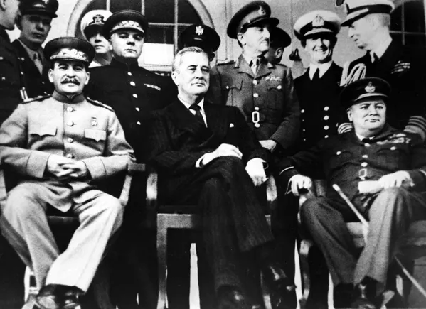 Тегеранская конференция, 28 ноября - 1 декабря 1943 года. Слева направо:  председатель ГКО, генеральный секретарь ЦК ВКП(б), председатель СНК СССР Иосиф Сталин, президент США Франклин Рузвельт, премьер-министр Великобритании Уинстон Черчилль. - Sputnik Беларусь