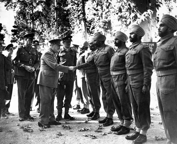 Премьер-министр Великобритании Уинстон Черчилль встречается с индийскими сикхскими офицерами гвардии в Тегеране, Иран, 28 ноября 1943 года. - Sputnik Беларусь