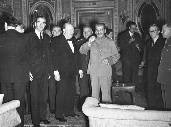 Иосиф Сталин произносит тост на вечере по случаю 69-летия Черчилля в Тегеране, Иран, 30 ноября 1943 года. - Sputnik Беларусь