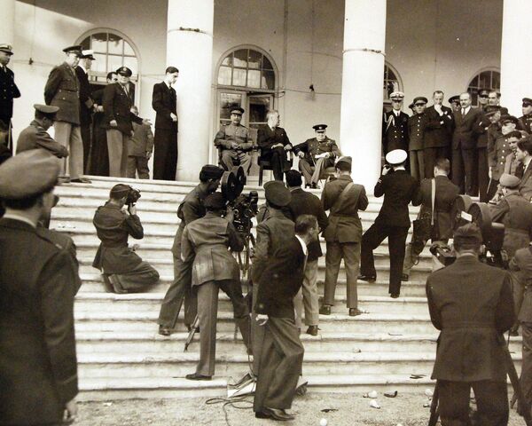 Тегеранская конференция. 29 ноября 1943 г. И. В. Сталин, Ф. Рузвельт, У. Черчилль позируют фотографам. - Sputnik Беларусь