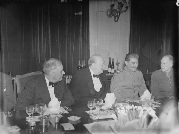 Франклин Рузвельт, Уинстон Черчилль и Иосиф Сталин на званом обеде, состоявшемся в викторианской гостиной британской миссии в Тегеране, в Иране, по случаю 69-летия Уинстона Черчилля 30 ноября 1943 года. - Sputnik Беларусь