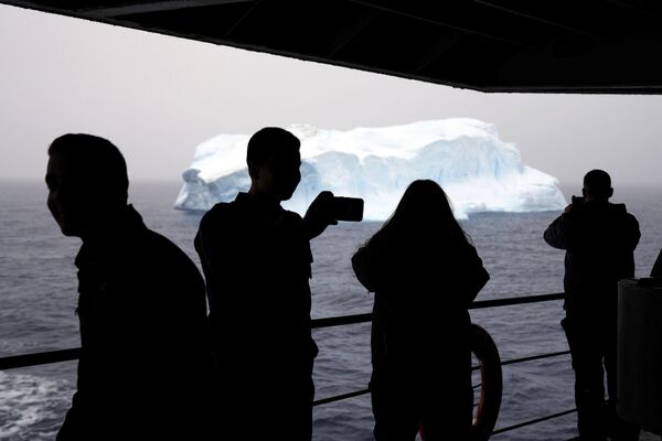Пассажиры корабля ВМС Чили &quot;Акилес&quot; фотографируют айсберг в проливе Брансфилд. - Sputnik Беларусь