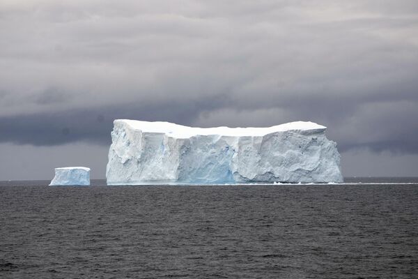 Айсберги в проливе Брансфилд, Южные Шетландские острова, Антарктида. - Sputnik Беларусь