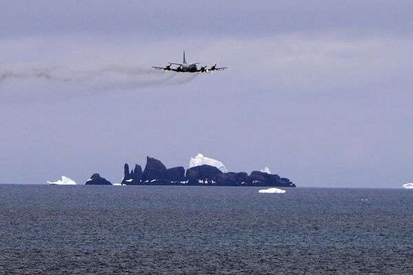 Самолет ВМС Чили пролетает над заливом Файлдс. - Sputnik Беларусь
