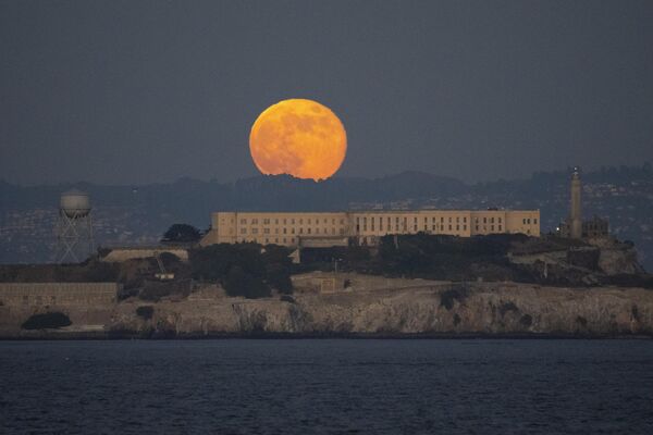 Бобровая луна восходит над островом Алькатрас в Сан-Франциско - Sputnik Беларусь