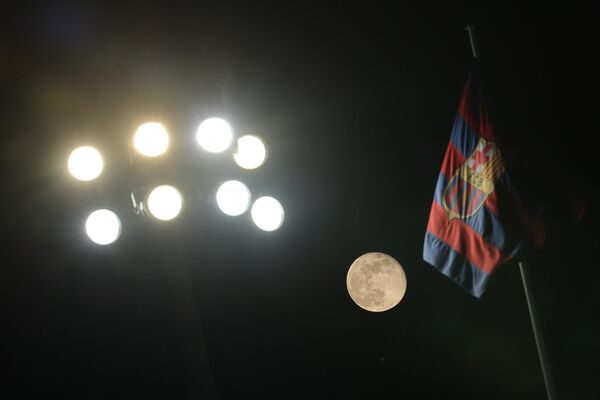Луна восходит перед началом футбольного матча первого раунда Лиги чемпионов УЕФА в группе H между Барселоной и Порту на стадионе Олимпик Луис Компанис в Барселоне - Sputnik Беларусь