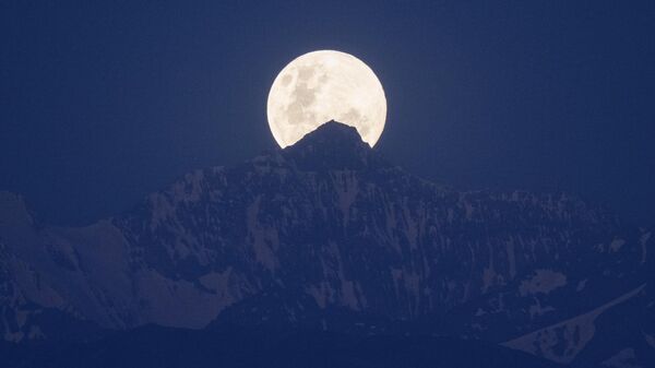 Полная луна поднимается над Андами в Сантьяго, Чили - Sputnik Беларусь