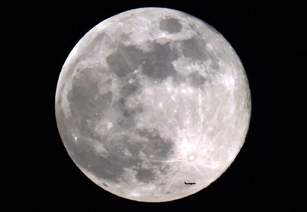 Самолет на фоне полной Луны в небе над Кувейтом - Sputnik Беларусь