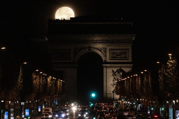 Бобровая Луна над Триумфальной аркой в Париже - Sputnik Беларусь