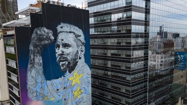 Мурал с изображением Лионеля Месси украшает здание на проспекте 9 июля в Буэнос-Айресе, Аргентина - Sputnik Беларусь
