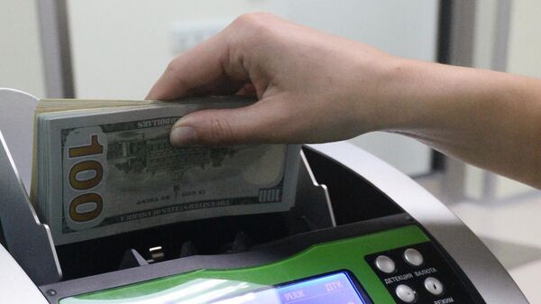 Счетчик банкнот в кассе по обмену валюты - Sputnik Беларусь