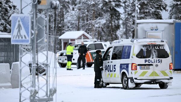 Финские пограничники и полицейские на международном пограничном пункте на границе между Россией и Финляндией - Sputnik Беларусь