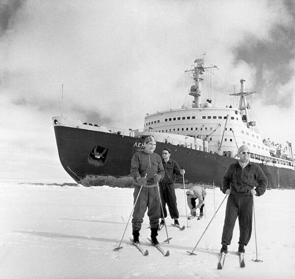 Члены экипажа атомохода &quot;Ленин&quot; на лыжной прогулке в момент короткой стоянки корабля во льдах Арктики, 1 февраля 1960 года. - Sputnik Беларусь