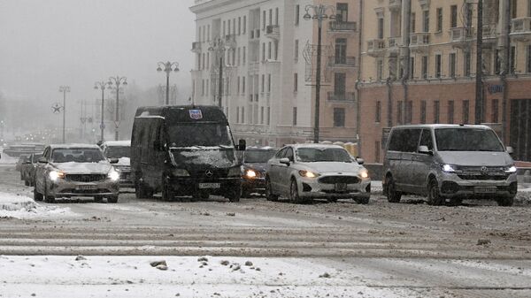 Машины на проспекте Независимости - Sputnik Беларусь