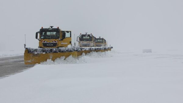 Уборка снега в минском аэропорту - Sputnik Беларусь