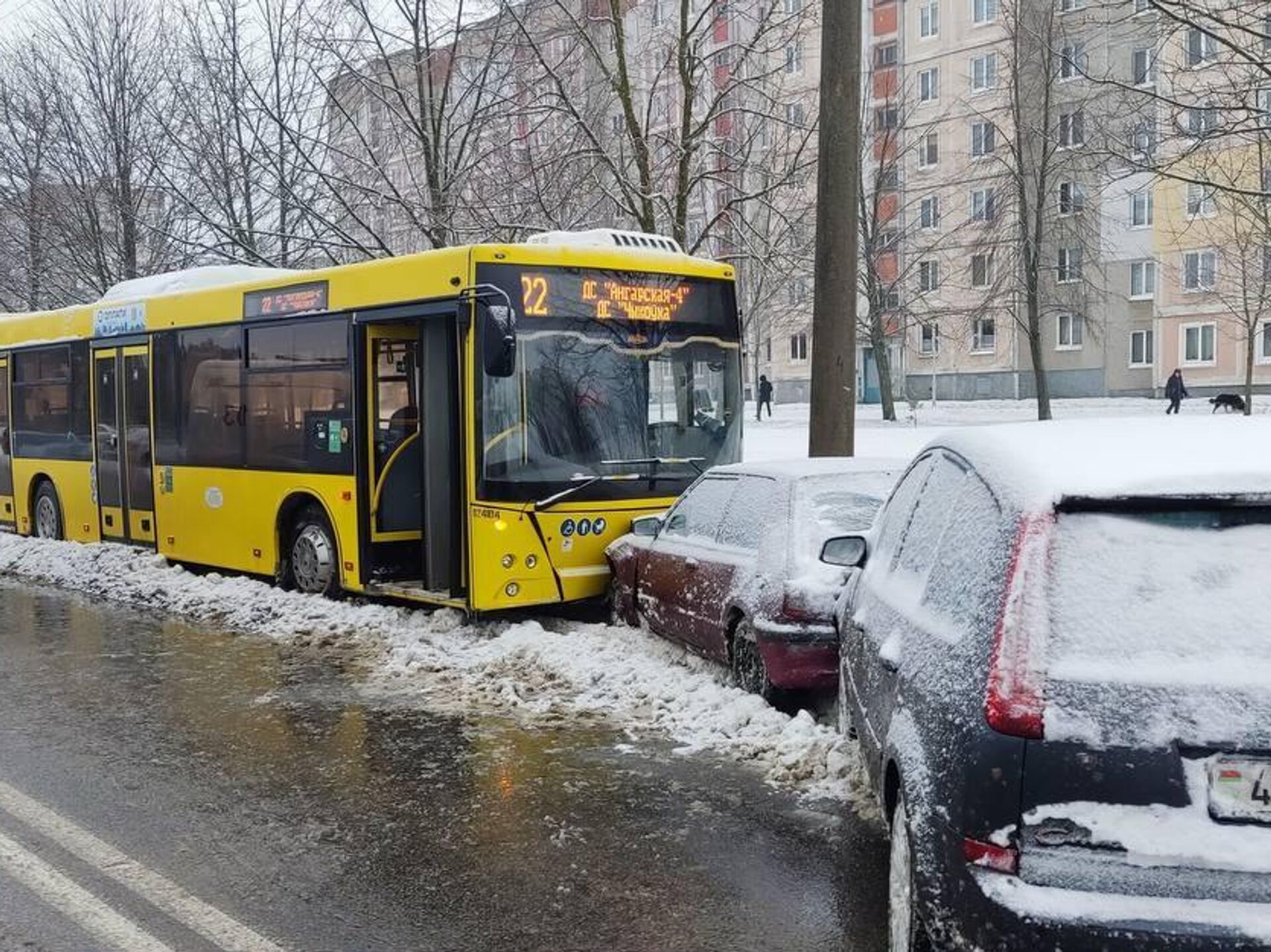 Водитель автобуса наехал на припаркованные автомобили в Минске -  01.12.2023, Sputnik Беларусь