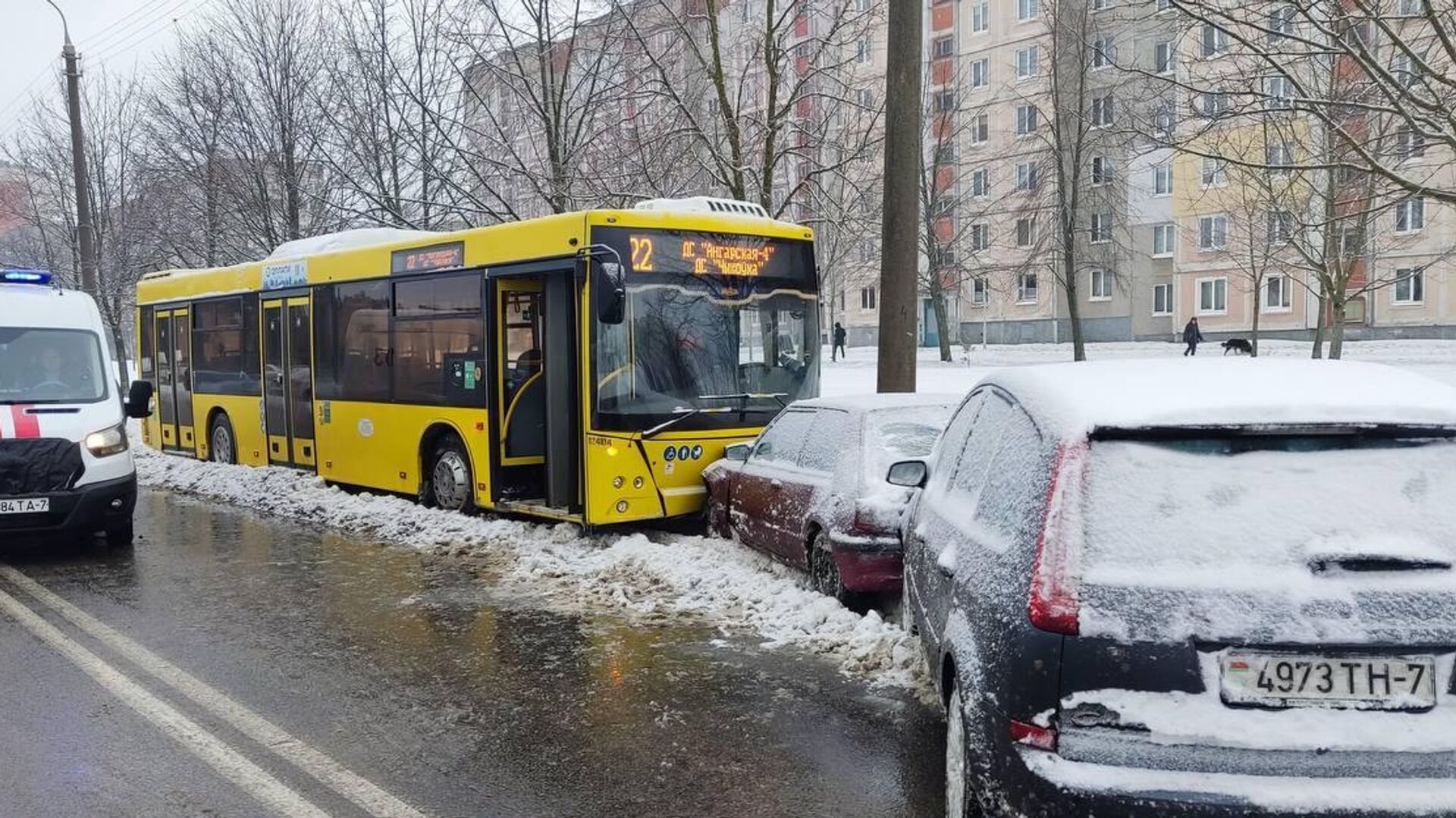 Водитель автобуса наехал на припаркованные автомобили в Минске -  01.12.2023, Sputnik Беларусь