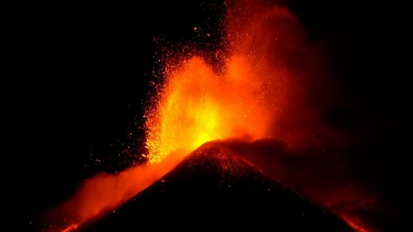 Вулкан Этна извергает потоки лавы на острове Сицилия (видео) - Sputnik Беларусь