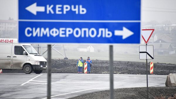 Дорожный указатель на трассе Таврида в Крыму - Sputnik Беларусь