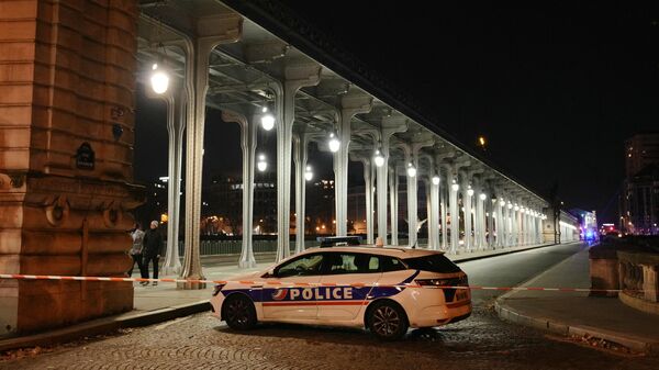 Полицейская машина припаркована в периметре безопасности после того, как один человек был убит и двое других ранены в результате нападения с ножом в Париже, 2 декабря 2023 года - Sputnik Беларусь