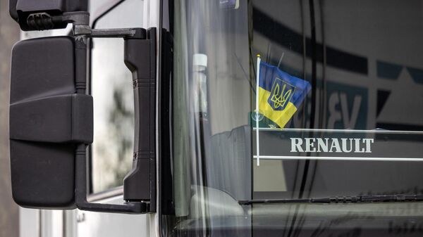 Украинский грузовик на польской границе - Sputnik Беларусь