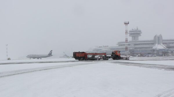 Уборка снега в аэропорту Минск - Sputnik Беларусь