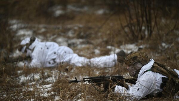 Украинские военнослужащие 43-й механизированной бригады в снежном камуфляже - Sputnik Беларусь