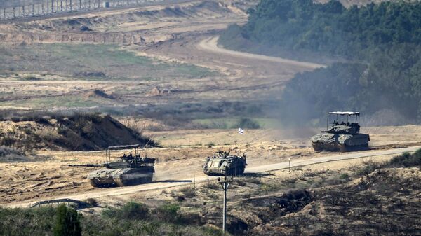 Израильские танки, маневрирующие недалеко от палестинского анклава - Sputnik Беларусь
