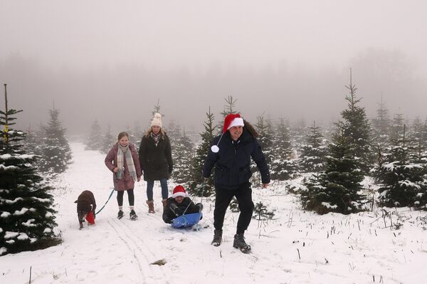 Семья Абелл на прогулке после снегопада в Лестершире, центральная Англия - Sputnik Беларусь