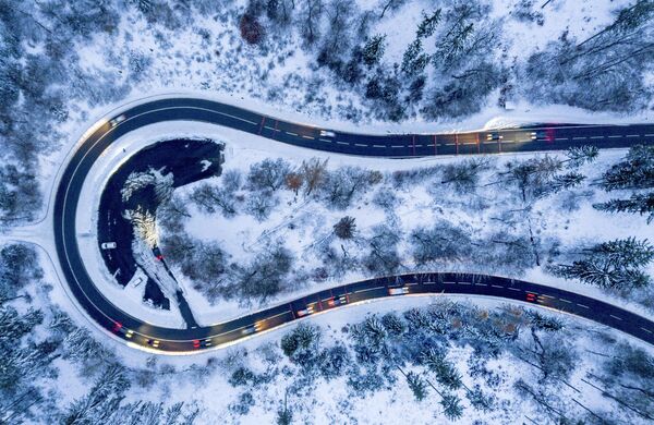 Автомобили на повороте в лесу недалеко от Франкфурта, Германия - Sputnik Беларусь