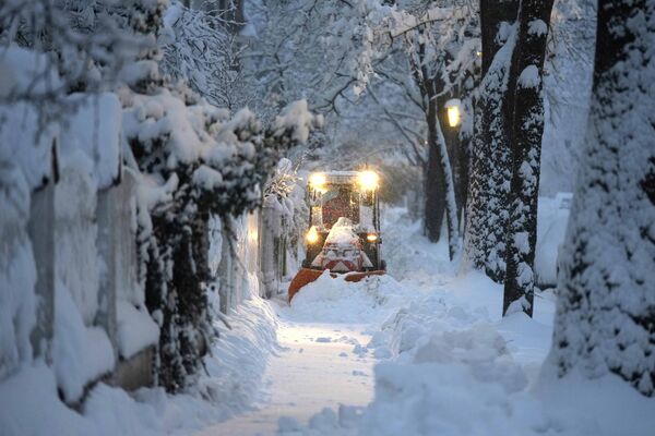 Снегоочиститель чистит дорогу после сильного снегопада в Мюнхене - Sputnik Беларусь