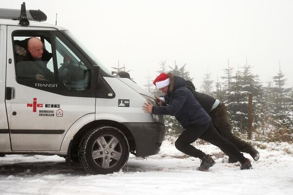 Фургон выталкивают из снега недалеко от Ньютауна-Линфорда после снегопада в Лестершире, центральная Англия - Sputnik Беларусь