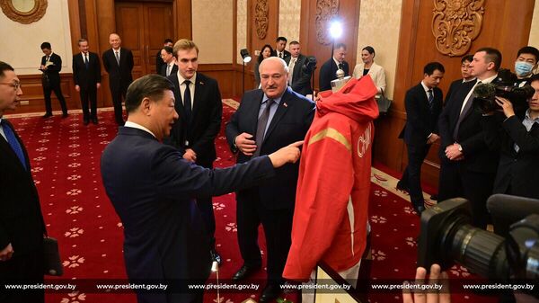 Александр Лукашенко и Си Цзиньпин обмениваются подарками - Sputnik Беларусь