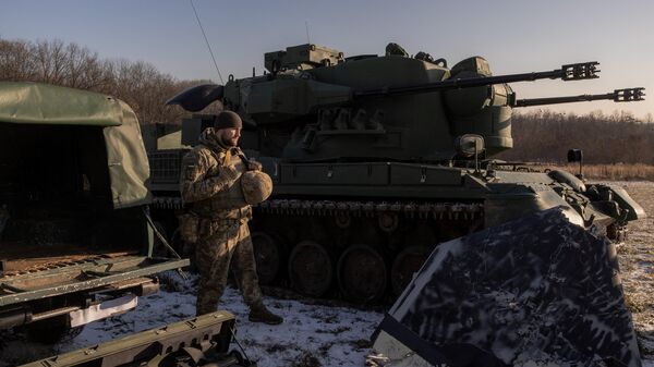 Украінскі вайсковец побач з нямецкім зенітным танкам Гепард - Sputnik Беларусь