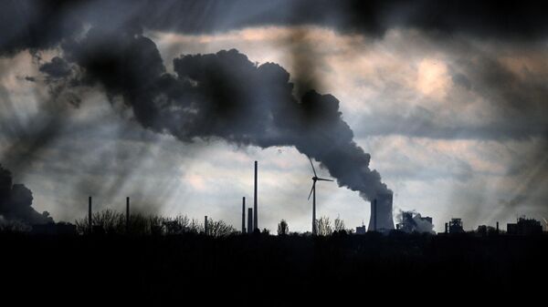 Пар поднимается из градирни электростанции, работающей на буром угле, которой управляет немецкий энергетический гигант STEAG, в Дуйсбурге-Вальзуме, западная Германия - Sputnik Беларусь