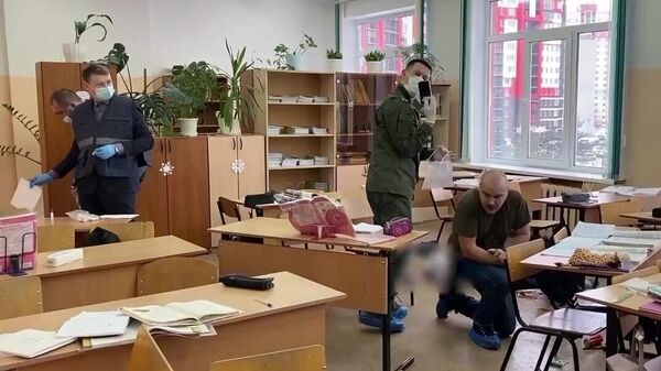 Сотрудники Следственного комитета РФ работают в гимназии №5 в Брянске - Sputnik Беларусь