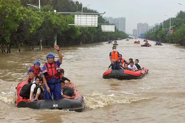Самые сильные дожди за последние 140 лет в Китае выпали в конце июля – начале августа.Только в Пекине с субботы, 29 июля, по среду, 2 августа, выпало 744,8 миллиметра осадков – максимум с 1891 года. Среди наиболее пострадавших районов — Чжуочжоу, небольшой город, граничащий с юго-западом Пекина.Всего от наводнений пострадали 1,29 млн человек, 59 тыс. зданий были обрушены, а 147 тыс. были сильно повреждены. Погибли 33 человека, еще 18 пропали без вести.На фото: жителей эвакуируют на резиновых лодках в Чжочжоу, провинция Хэбэй на севере Китая, 2 августа 2023 года. - Sputnik Беларусь