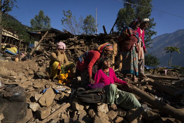 Мощное землетрясение с магнитудой 6,4 произошло 3 ноября 2023 года в 23:47 по местному времени в западном районе Джаяркот на границе Индии и Непала. Его эпицентр находился в 42 километрах к югу от непальского района Джумла. Землетрясение вызвало многочисленные разрушения в районах Джаяркот и Рукум. По данным властей, погибли по меньшей мере 153 человека, несколько сотен получили ранения. Были разрушены дома, школы, больницы и другие здания. Землетрясение произошло в районе, который в 2015 году уже пострадал от землетрясения магнитудой 7,8. В результате того землетрясения погибли более 9 тысяч человек.На фото: женщина плачет возле поврежденного землетрясением дома, где погибли ее сын, невестка и внук, в районе Джаджаркот на северо-западе Непала, воскресенье, 5 ноября 2023 года.  - Sputnik Беларусь