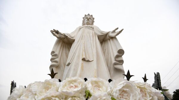 Бронзовая статуя св. Девы Марии на горе Хариса - Sputnik Беларусь