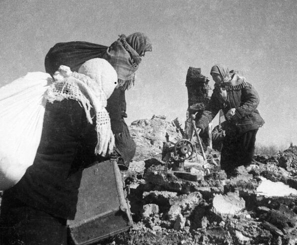 Жительницы Днепропетровской области возвращаются в разрушенную деревню, освобожденную от немецких захватчиков. - Sputnik Беларусь