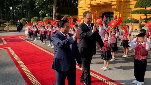 Оркестр, дети и ковер из цветов: как встречали Головченко во Вьетнаме (видео) - Sputnik Беларусь