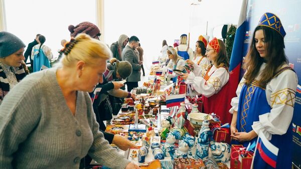 Плов от посла и роспись пряников: посольства провели благотворительную ярмарку - Sputnik Беларусь