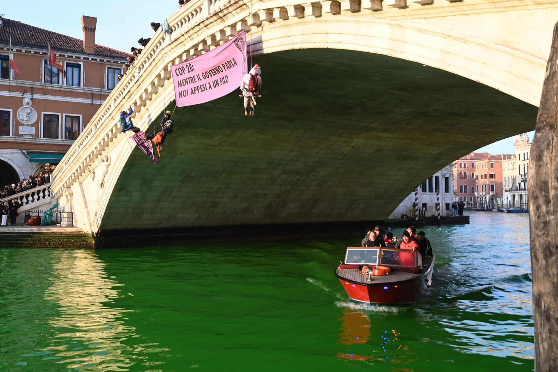 Активистов движения Восстание против вымирания (XR) вешают на мосту Риальто в Венеции баннер с надписью: COP28: Пока правительство говорит, мы держимся на волоске - Sputnik Беларусь, 1920, 10.12.2023