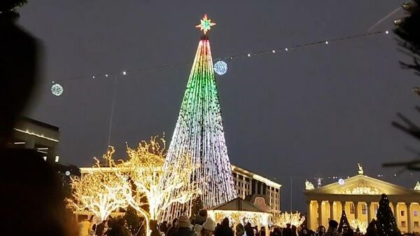 Главную новогоднюю елку Беларуси зажгли в Минске - Sputnik Беларусь