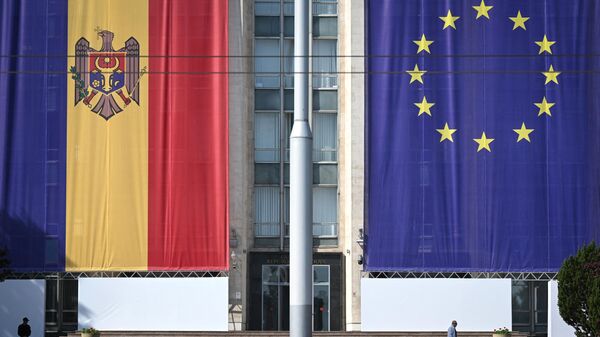 Флаги Молдовы и ЕС - Sputnik Беларусь